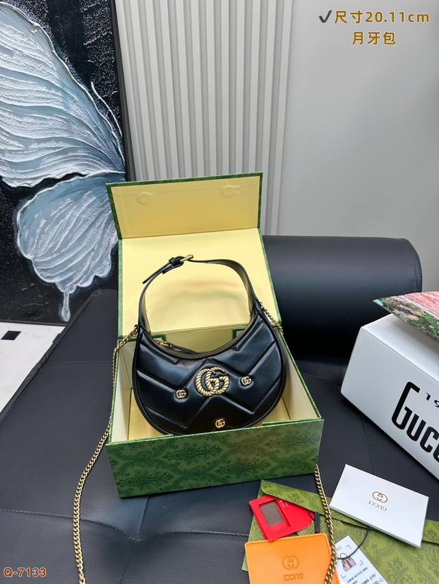 配全套礼盒 Size: 20.11Cm 酷奇Gucci新款月牙包 质感感人，尺寸完美， 还可以任意更换搭配不同造型而且容量还非常好！ 最新一季爆款！