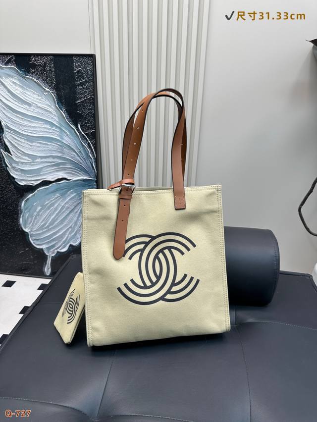 香奈儿Chanel帆布包 时髦拿捏住啦 好好搭啊 貌美气质加成好高的呀~爱死了这份从容优雅 尺寸：31.33Cm