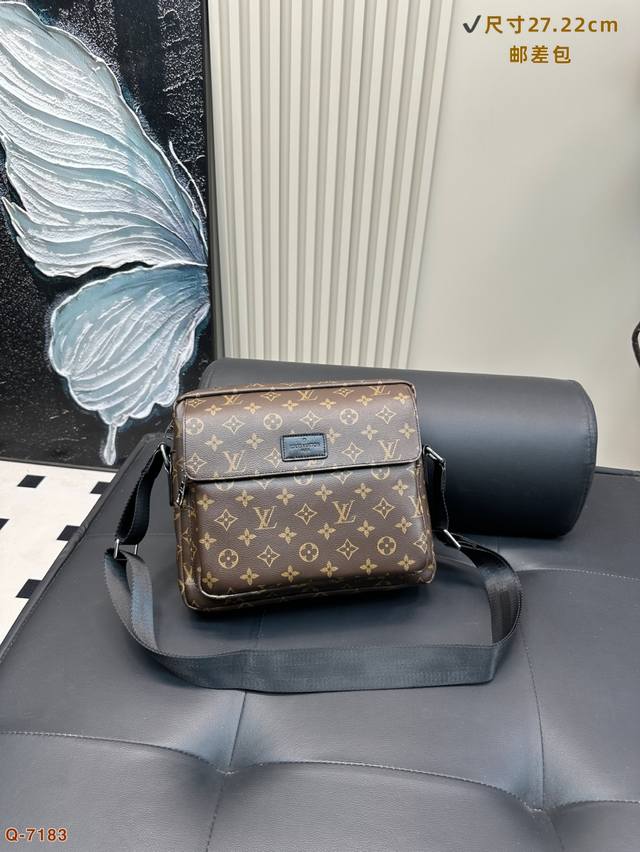 Lv 邮差包,是Lv 品牌中备受瞩目的经典款式之一。设计简约却不失时尚感,搭配休闲或正式服装都能展现出你独特的魅力。特别是这款黑格,整体黑武士的风格,颜值巨高, Lv 邮差包,是Lv 品牌中备受瞩目的经典款式之一。设计简约却不失时尚感,搭配休闲或正式服装都能展现出你独特的魅力。特别是这款黑格,整体黑武士的风格,颜值巨高,