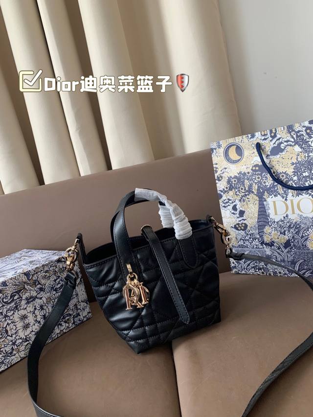 迷你 Dior迪奥菜篮子 时髦拿捏住啦 爱死了这份从容优雅 尺寸13*15折叠盒 迷你 Dior迪奥菜篮子 时髦拿捏住啦 爱死了这份从容优雅 尺寸13*15折叠盒