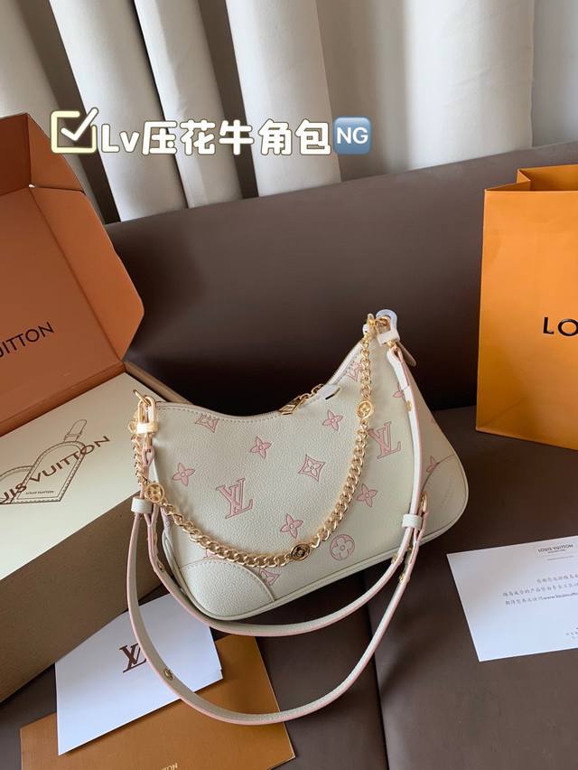 配折叠盒飞机盒 Lv压花牛角包 单肩背 斜跨也好 今年可流行腋下包了很轻巧 容量巨大款式百搭可以做更短的腋下包背 也很时髦 小个子 背起来毫无压力 赶紧下手吧