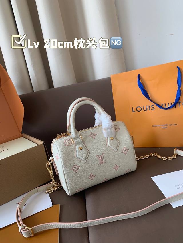 Lv Speedy 20Cm枕头包 火遍全球的爆款机场大包 机车女神包 明星同款 贵气而充满活力的品牌设计风格 我们专业从国外购买原版打造市场第一批顶端货源.