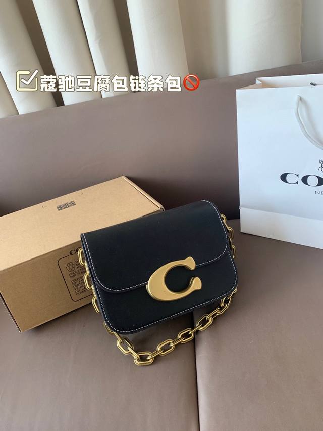 配飞机盒子 蔻驰9新款 新款真的是细节感满满 经典的老花配色搭配 Signaturec 好大气~ 金属的链条设计太有质感啦 内里隔层超多搭配风琴设计可以重好收纳