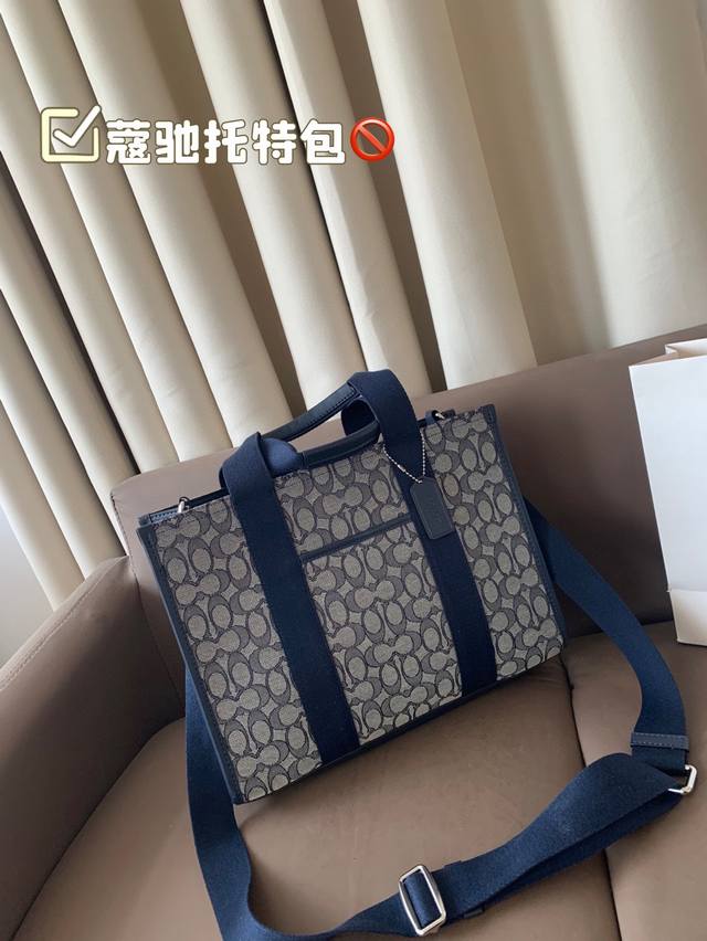 蔻驰托特包.手提单肩斜挎包.不管是自用还是送人都很棒！进口五金件.实用大气！简单大方.超大容量，满足你一切需要！！可轻松放置随身必备品！超级赞.这款包给我第一感