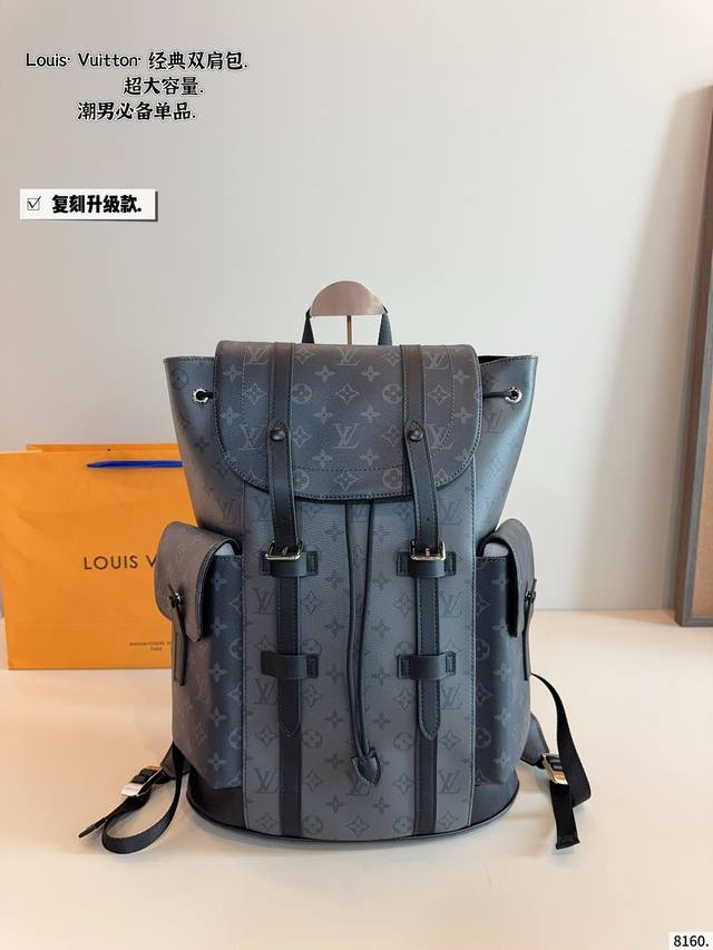 Lv Christopher 双肩包 原单复刻. 终于找到一款能装又不丑的男生通勤包了之前一直背 Gaston Luga这个牌子来自瑞典斯德哥尔摩日，设计也很北