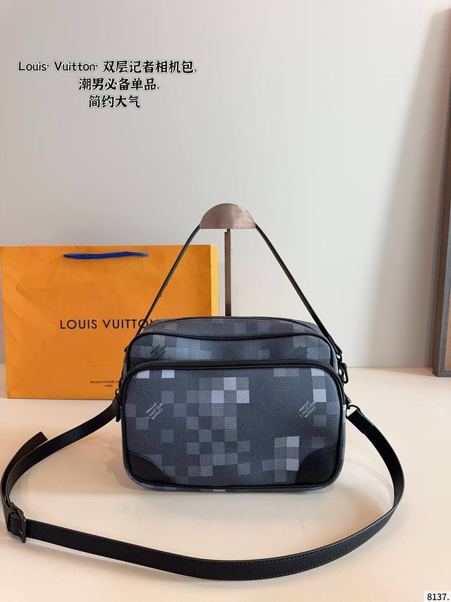 Lv新品记者包，这只是今天所以包里容量最大的，之前因为记者用来装相机，所以取名为记者包双层的相机包，这个更为简单，更适合喜欢中古包包的人，外观浅色配皮，棕色更复