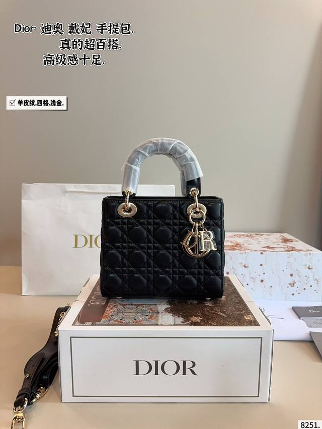 配礼盒. 迪奥戴妃,Dior高端品质,可随意对比专柜细节,独家出货,高版本第一批定制爆款 与专柜一样哦!磨砂品质 现货在售实拍图一组,我们的版本看实拍 更有寓意 配礼盒. 迪奥戴妃,Dior高端品质,可随意对比专柜细节,独家出货,高版本第一批定制爆款 与专柜一样哦!磨砂品质 现货在售实拍图一组,我们的版本看实拍 更有寓意