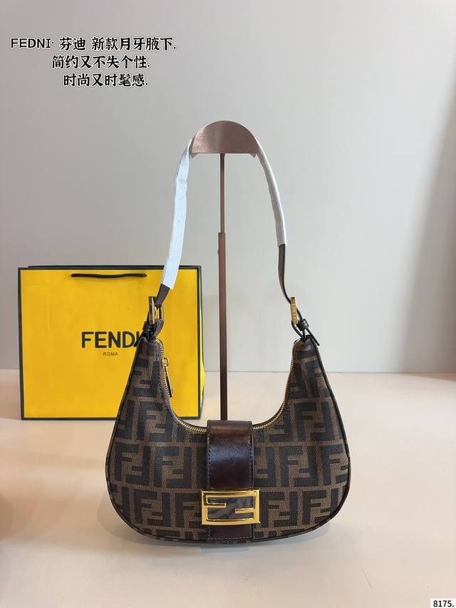 芬迪Fendi 月牙腋下包. 这只超美手腕包 只要你拎上就是仙女本仙好吗！ 口红、气垫粉底、1把车钥匙完全不在话下 除了日常必备小物件~ 还能将你的可爱与优雅统