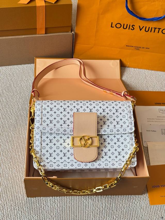 Lv新款达芙妮 Dauphine Soft Lv四月新品，秀款达芙妮真的太有Feel 实物比图片还要好看！是软包的那种 中古风带点随性慵懒的，不会过于商务 容量