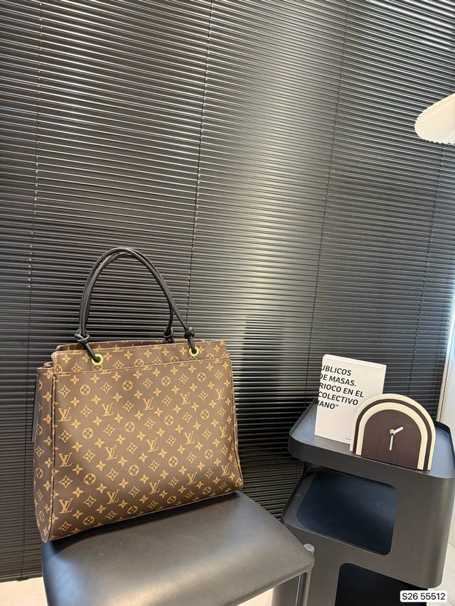 Lv托特包 质感很高级 容量超级大也很耐用 日常出街背它回头率百分百 就是这种随性慵懒感 尺寸 41 34 货号55512 Lv托特包 质感很高级 容量超级大也很耐用 日常出街背它回头率百分百 就是这种随性慵懒感 尺寸 41 34 货号55512