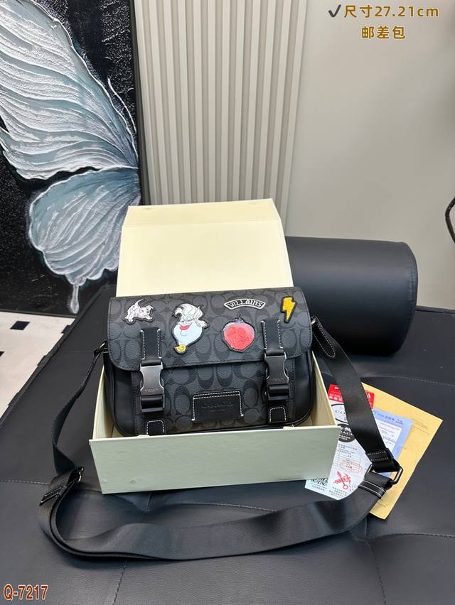 配折叠盒 蔻驰Coach+迪士尼联名款翻盖邮差包 男女同款单肩斜跨包 澳洲牛皮＋佬花设计！ 采用澳洲进口牛皮搭配经典炭灰色佬花配色 正面饰有迪士尼经典反派角色徽