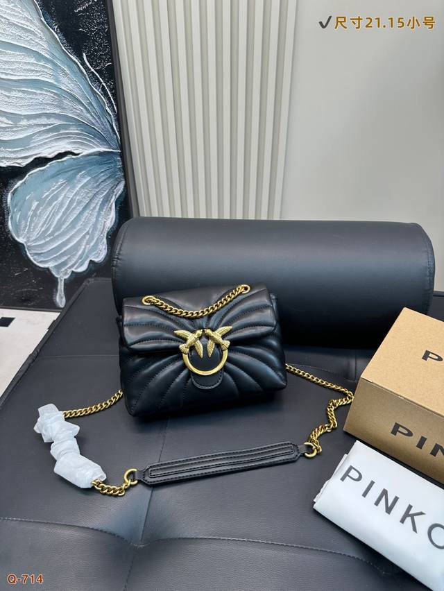 全套包装 Pinko限量燕子包可甜可盐 Pinko也入驻Leconcept啦，Leconcept一直努力精选有自己独特风格的品牌 Pinko 在平价包包里算是明