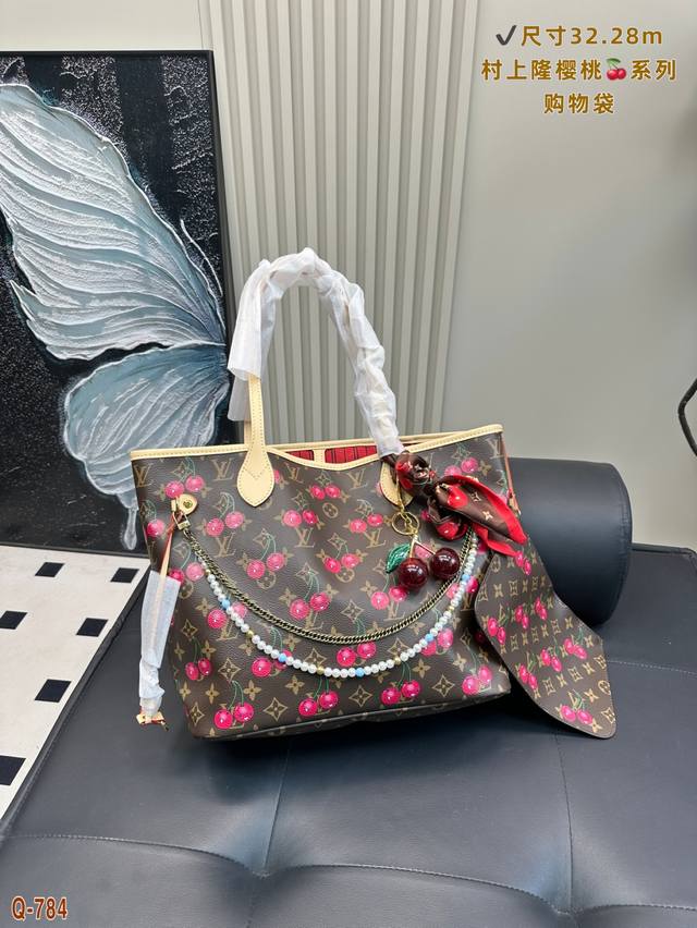 Lv村上隆樱桃系列购物袋一直对大包的要求就是要轻 Neverfull那些太大众太街款了第一次见复古风的购物袋是真真正正的最爱的包包 尺寸32.28Cm