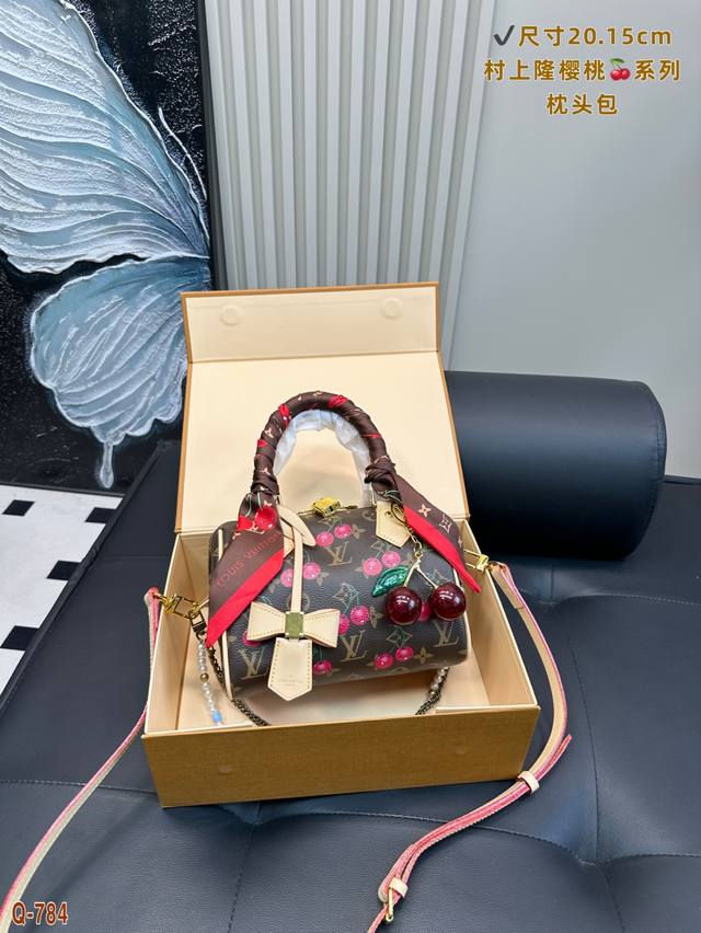 配折叠盒 Lv Speedy20 村上隆樱桃波士顿枕头包经典重现，轻便又时尚~肩带可调节，可手提，可拆卸！ 浓浓复古风，时尚百搭，超级实用！ 尺寸20.15Cm