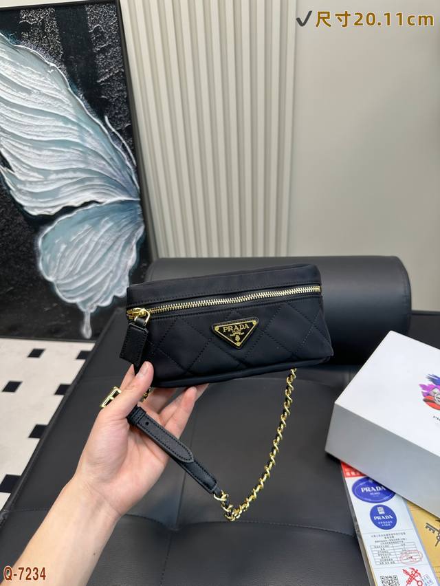 配折叠盒 普拉达Prada中古斜跨包 纯手工尼龙菱格设计,可单肩+斜跨+流浪背法,进口黑金链条搭配真的是Vintage永远的情节到简约大气,容量非常大,百搭又时 配折叠盒 普拉达Prada中古斜跨包 纯手工尼龙菱格设计,可单肩+斜跨+流浪背法,进口黑金链条搭配真的是Vintage永远的情节到简约大气,容量非常大,百搭又时