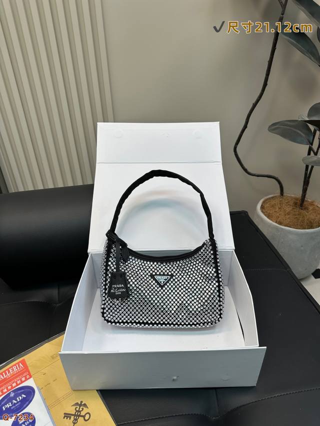 配折叠盒 普拉达Prada 闪钻包 红翻天的一款 专柜一只难求 我家原单复刻版-今年真的太流行腋下包了超级喜欢它简单有质感 的设计，很能装而且方便啊！无敌时髦洋
