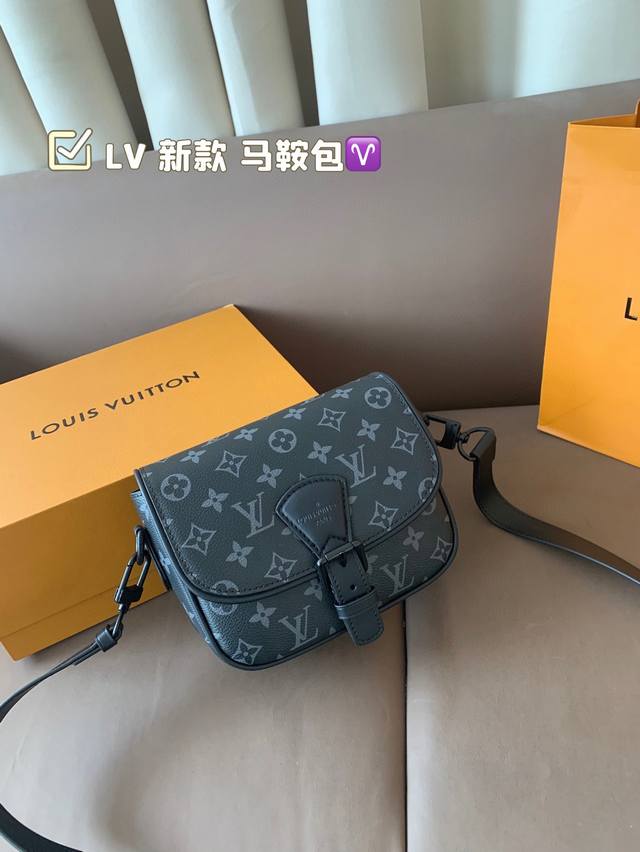 配礼盒 Lv 新款 马鞍包.男生必入超经典测评 又是一期Louis Vuitton男包推荐真的很精彩 很多男包除了男生喜欢 今天推荐的这只Outdoor系列的单