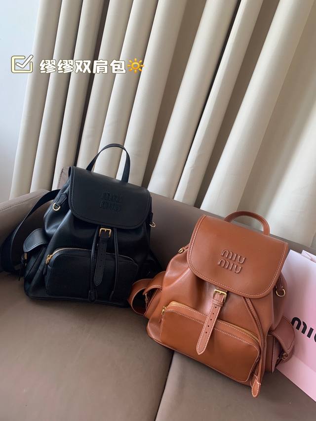 缪缪双肩包 Miumiu全新背包的诞生 每年都能够引领手袋潮流的缪缪，在本季揭晓了背包的设计，帆布的材质搭配可爱的口袋，增加实用性 Miu味儿背包会再度成为潮流