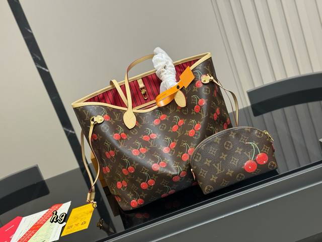 配折叠盒飞机盒 Size： 32底*28高Cm Lv Neverfull 中号购物袋！ 骨灰级产物！ 经典到无可复制！ 有质感！有味道！