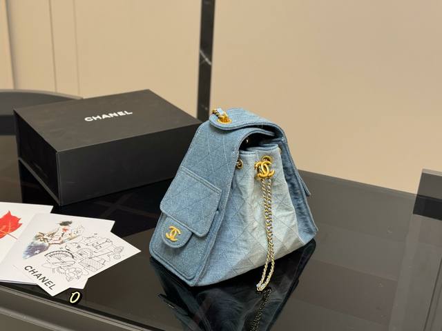 配盒 Chanel 25Bag 小号真绝绝子 今年香奈儿25S系列简直美爆... 这只Hobo是个小号尺寸个人觉得比较日常 鱼子酱的质感颗粒没这么重反而很细腻