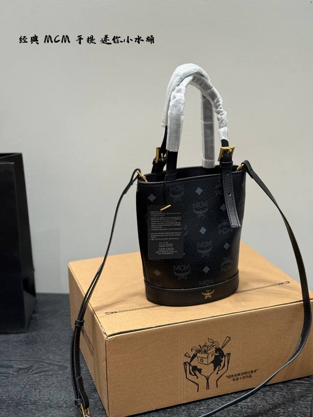 礼盒包装 真的爱惨了，Mcm迷你手提水桶包 一只可可爱的水桶包 这个Mcm水桶包包。吸睛的配色，再加上百搭的造型，咱就是说一整个拿捏住了，包包放下，手机和随身必