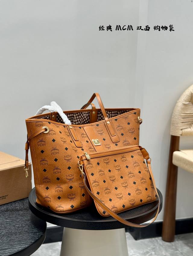 无盒子 Size：33*30Cm Mcm 购物袋 经典托特包 简单的Mcm购物袋！ 都是无比的好看！ 1包中包 2可双面使用 3里面小包还可以单用哦！ 集美们冲