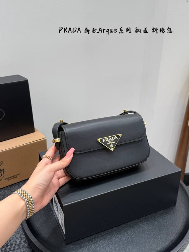 礼盒包装 普拉达Prada腋下口盖包斜挎包 尺寸:21*13Cm Prada的翻盖包和三角标 简洁实用满足大部分通勤需要和日常, 刚好可以装下手机和一些随身小物 礼盒包装 普拉达Prada腋下口盖包斜挎包 尺寸:21*13Cm Prada的翻盖包和三角标 简洁实用满足大部分通勤需要和日常, 刚好可以装下手机和一些随身小物