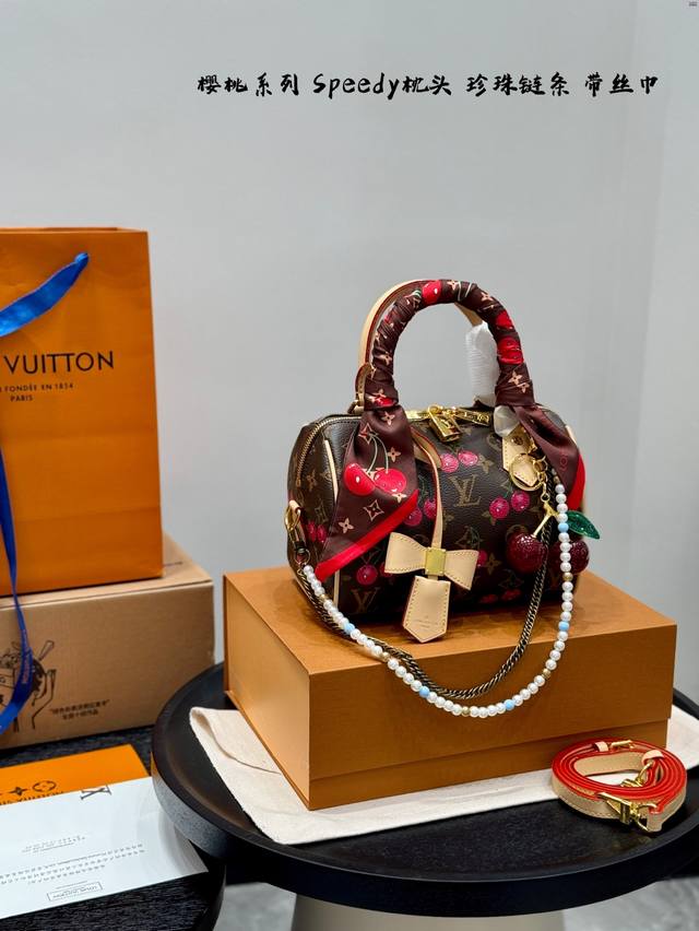 礼盒包装 珍珠链条丝巾樱桃挂件 Lvspeedy20樱桃枕头包｜是谁把可爱背出了街 手提枕头包 Lv与村上隆的联名限量款 樱桃与经典老花的结合 让包包又可爱又俏