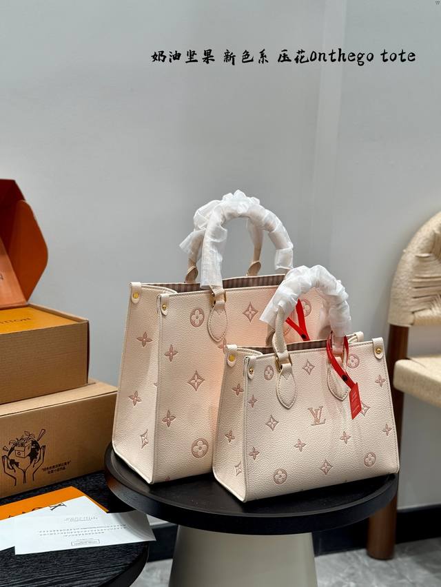 Size： 25*20Cm 小 35*26Cm 中 新款奶油坚果压花丛林 压花丛林托特质量超好 懂货来 真的是太高级啦！ 冰淇淋色奶油草莓 这个颜色太惊艳啦！