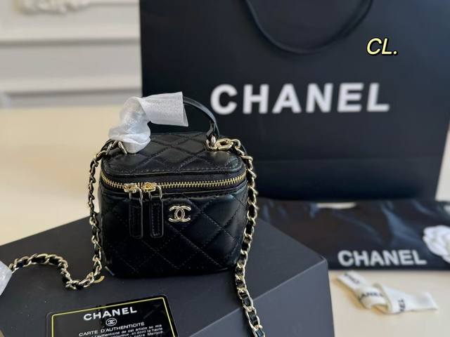 折叠盒 Size:10×9 Chanel 香奈儿菱格手提口红包 金色链条和金属的点缀 增添一抹时尚感,颜值在线! 包身轻便,精巧别致~ 时髦又好看,凹造型神器 折叠盒 Size:10×9 Chanel 香奈儿菱格手提口红包 金色链条和金属的点缀 增添一抹时尚感,颜值在线! 包身轻便,精巧别致~ 时髦又好看,凹造型神器