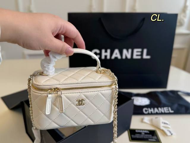 折叠盒 Size：17×11 Chanel 香奈儿菱格手柄盒子包 小盒子质感满，颜值在线！ 手柄方便日常出门，随手一拿 包身轻便，小巧可爱 时髦又好看，值得入手
