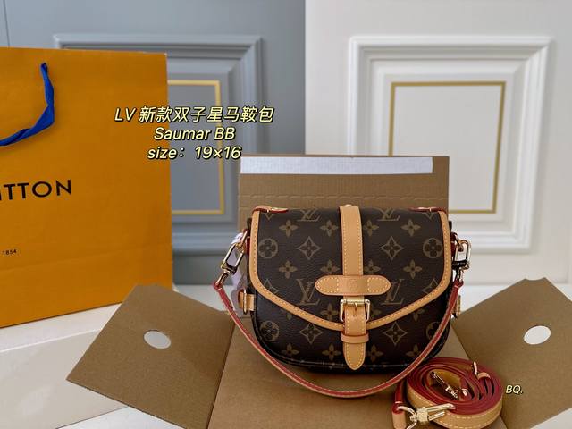 折叠盒飞机盒 Size：19×16 Lv路易威登Saumarbb双子星马鞍包 附有两条肩带，可爱的马鞍型！ 手提斜挎都很真的超级好看 越背越喜欢，越看越心动
