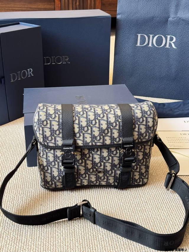 复刻版 原版布 Dior Hittheroad全皮翻盖信使包 采用Gravity印花图案黑色粒面牛皮 外观简约而时尚 内部空间利落宽敞 双锁扣翻盖开合时尚又有格