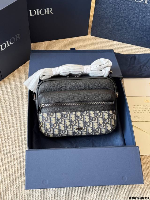 原单版本 纯牛皮 Dior 男士邮差包 原版刺绣布配头层小牛皮 新一-季男装正式上架了 简单低调的配色,再配上高级舒适的物料,用上精致的意大利工艺,穿在身上感受 原单版本 纯牛皮 Dior 男士邮差包 原版刺绣布配头层小牛皮 新一-季男装正式上架了 简单低调的配色,再配上高级舒适的物料,用上精致的意大利工艺,穿在身上感受