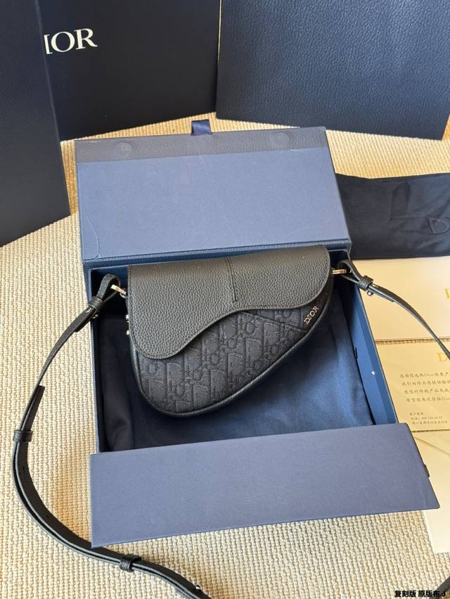 复刻版 原版布 Dior马鞍包，背上它大家都要夸 这款马鞍包以现代结构全新演绎经典设计。采用米色和黑 Oblique印花面料等材质精心制作，饰以经典的黑色粒面牛
