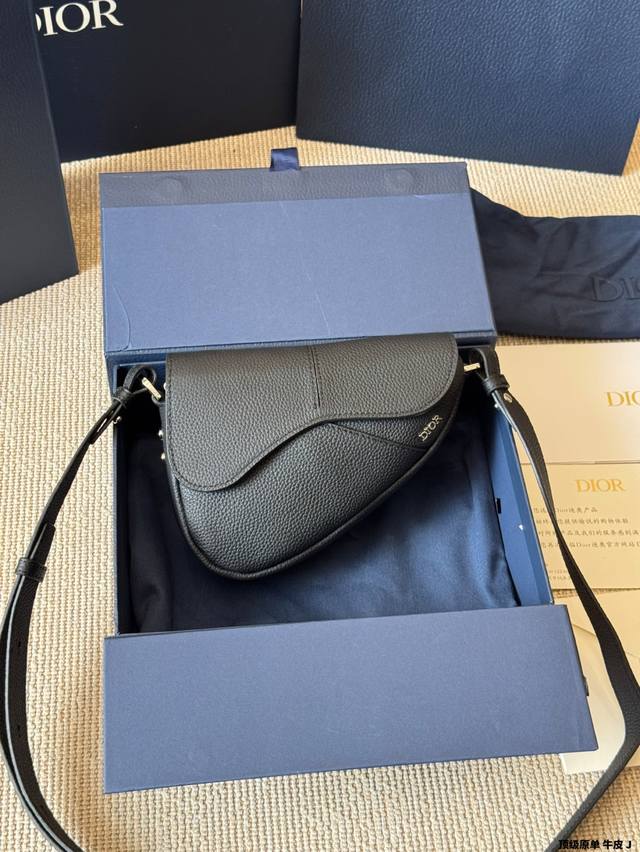 原单版本 纯皮 Dior马鞍包，背上它大家都要夸 这款马鞍包以现代结构全新演绎经典设计。采用米色和黑 Oblique印花面料等材质精心制作，饰以经典的黑色粒面牛