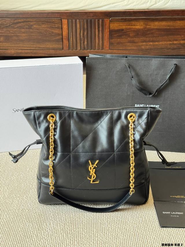 原单版本 羊皮 Ysl 25 新款Jamie 4.3 Pochon 这个款式热度很高，黑金配色高级，包型时尚，容量足够，万物可装，坚版包型上身修长身形，自带慵懒