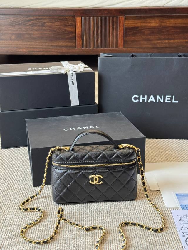 Chanel 手柄盒子包 慵懒随性又好背 上身满满的惊喜 高级慵懒又随性 彻底心动的一只 Size：17 11Cm