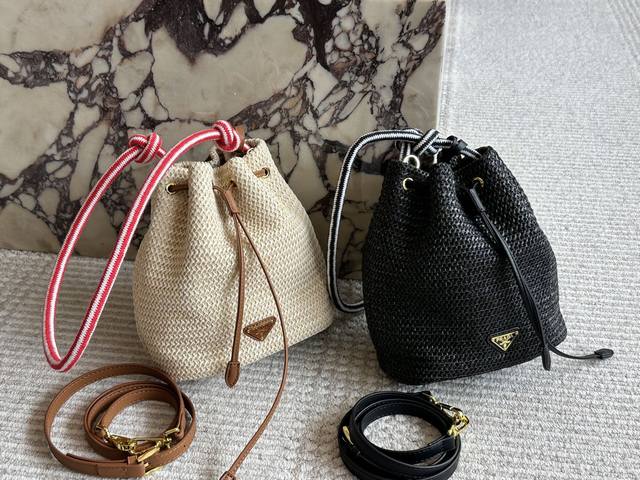 Prada 编织水桶包的夏天啦，马上夏天了，来推荐这只阳光草编包，编织和皮革，清爽也文艺，让你也可甜可美。 设计也非常实用，容量也大。同款哦夏天怎么能少了草编包