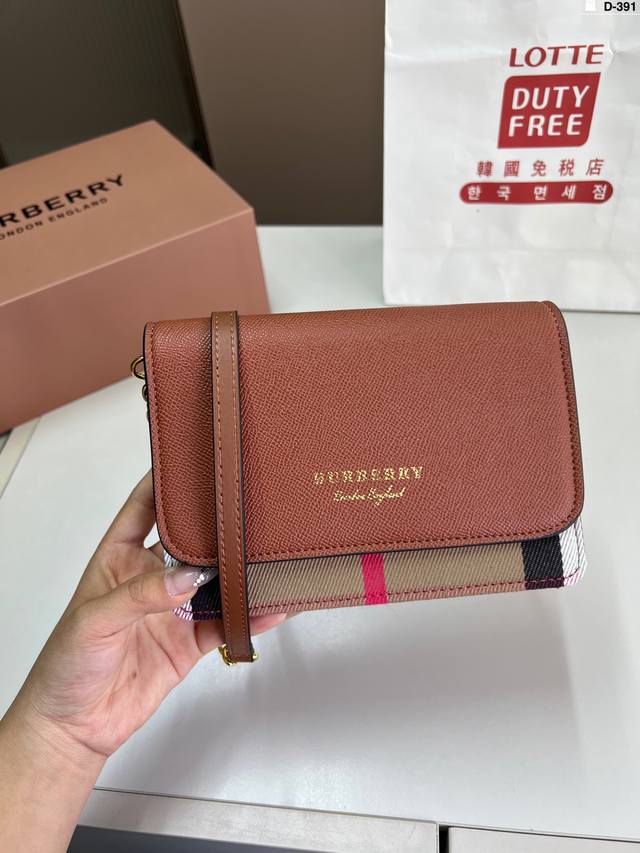 Burberry 巴宝莉经典Woc链条包 经典的格纹图案，复古、低调 内置卡槽位盒拉链袋， D-391尺寸16×11折叠盒