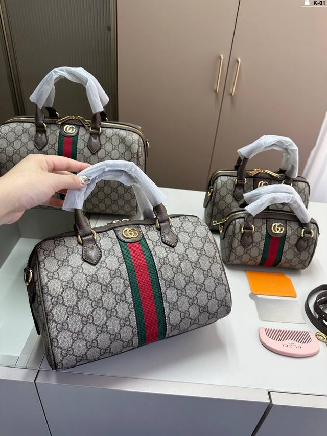 中 配木梳+小镜子 酷奇Gucci 波士顿 枕头包 最新系列 这个款复古韵味特别浓，原版内里！ 上身效果也超赞 K-01尺寸18×11 20×14 25×16
