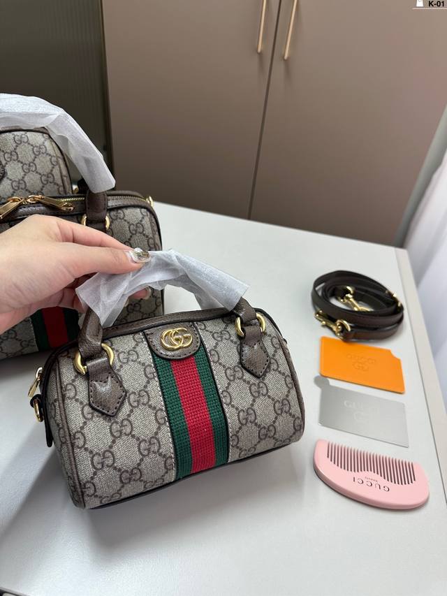 迷你 配木梳+小镜子 酷奇Gucci 波士顿 枕头包 最新系列 这个款复古韵味特别浓，原版内里！ 上身效果也超赞 K-01尺寸18×11 20×14 25×16
