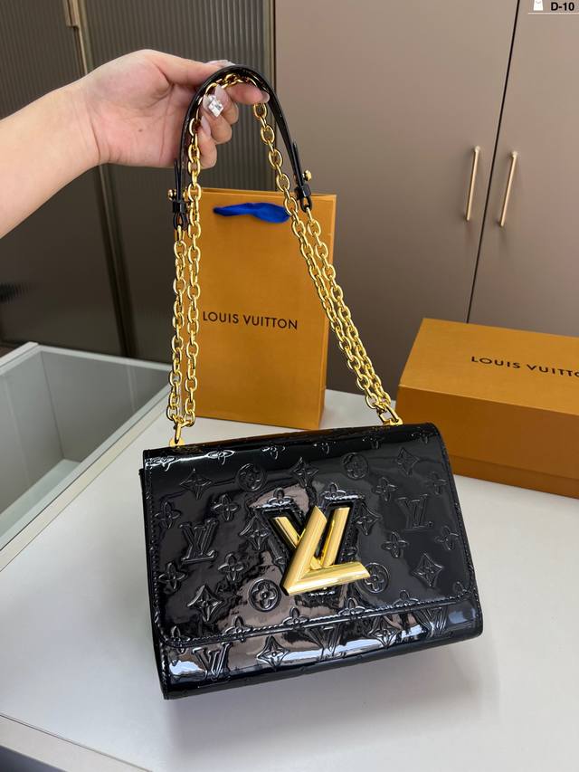 Lv路易威登 Twist 气场十足 神仙颜值! 漆皮颜色太好看了实物真的可爱极了 扭锁设计 太有感觉了! D-10尺寸23×16折叠盒 Lv路易威登 Twist 气场十足 神仙颜值! 漆皮颜色太好看了实物真的可爱极了 扭锁设计 太有感觉了! D-10尺寸23×16折叠盒