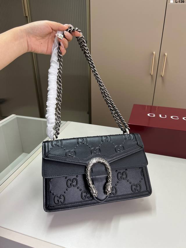 Gucci酷奇新款双G马衔包 1955众多明星的最爱,马衔扣标志性设计元素,两个字概括 爆款L-139尺寸22×15折叠盒 Gucci酷奇新款双G马衔包 1955众多明星的最爱,马衔扣标志性设计元素,两个字概括 爆款L-139尺寸22×15折叠盒