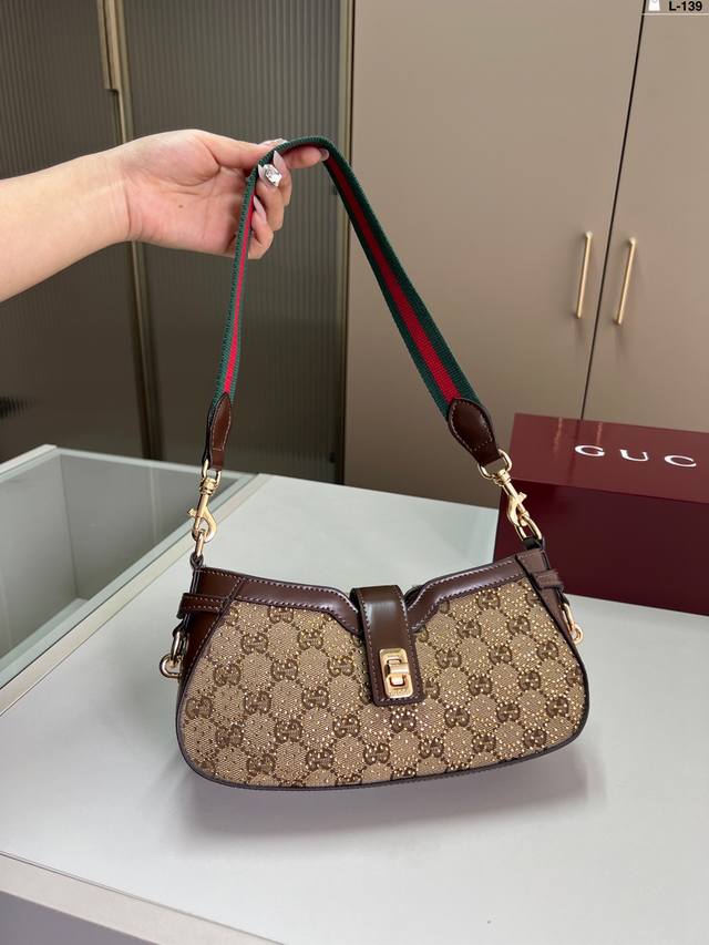 Gucci酷奇 Moon Side麻将腋下包 小巧精致却能满足日常所需 经典百搭 复古 年轻 很酷 L-139 尺寸23×11折叠盒