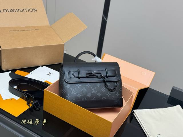 配折叠盒飞机盒 Size：24*19Cm Lv男士邮差包 Steamer邮差包 结构和辅料都时尚青春化， 包包的大小尺码刚刚好， 手感很软！但是很型哦！ 搜索L