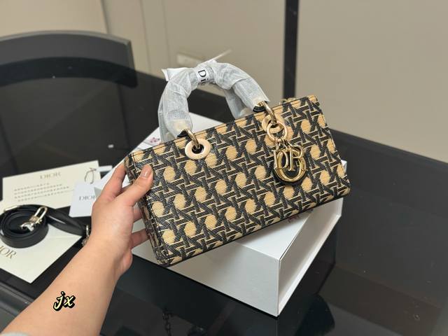 配盒 迪奥Lady横版戴妃包 2025Dior款新包型 两根包带 我喜欢短的那根～ 一只很“我”的包爱了 尺寸:26Cm