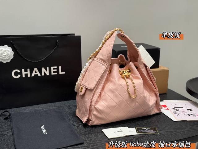 无盒 升级版 高品质! Size 34*26Cm 香奈儿 Chanel Hobo 嬉皮包 这一季最火的腋下 抽口水桶包 爆款羊皮纹嬉皮腋下包!不得不说这几年腋下 无盒 升级版 高品质! Size 34*26Cm 香奈儿 Chanel Hobo 嬉皮包 这一季最火的腋下 抽口水桶包 爆款羊皮纹嬉皮腋下包!不得不说这几年腋下
