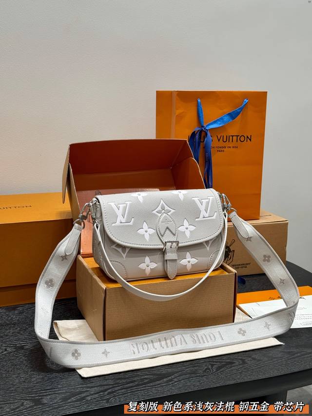 全套礼盒 复刻版！钢五金 带芯片 Lv Diane 法棍包牛皮压花 上身简单又舒服 源自中古包 Sologne 的改良版 整体保留了简洁的包身造型 一根肩带升级