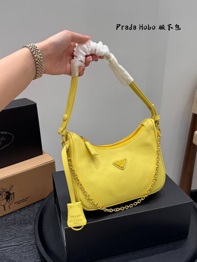 带盒子 Size：22 13Cm 普拉达Prada Hobo牙签纹腋下包 看到实物真的堪称完美！ 包装 设计超级方便和舒服！